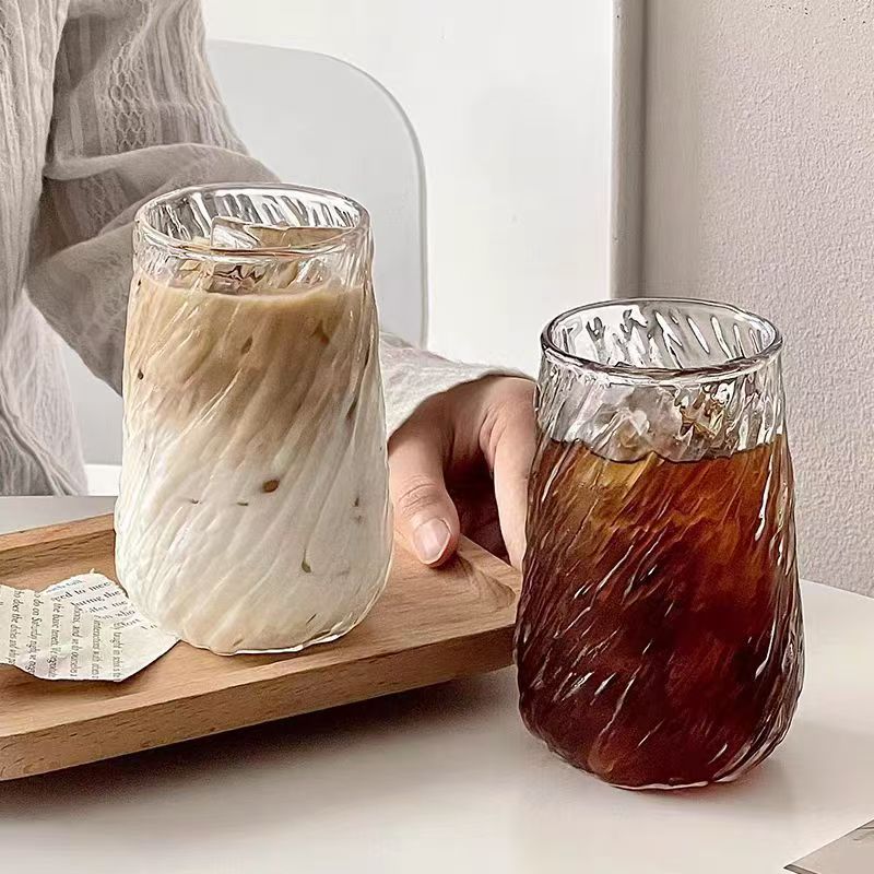 Kinesiske glas kopper er lavet af forskellige materialer