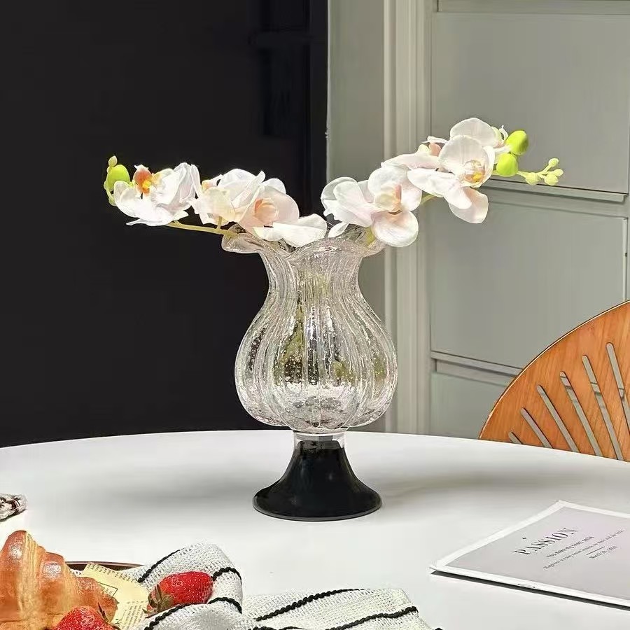 Forskellige mærkeligt formede glasvaser