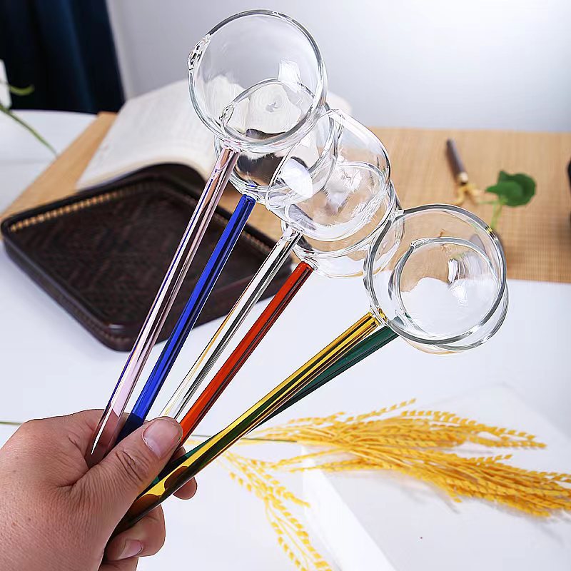 Farverig gennemsigtig lang håndteret glasske