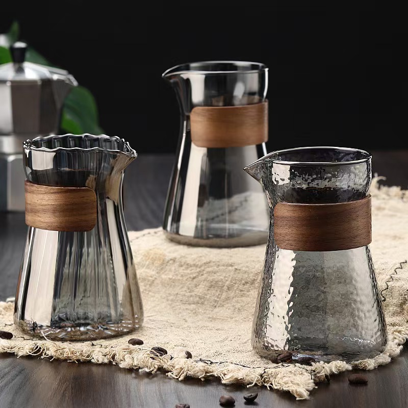 Producenter deler varm salgshånd hæld over kaffekande