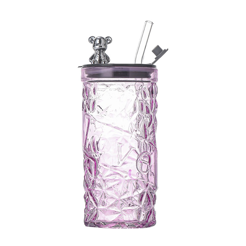 Bærbar vandkop i glas med bjørnelåg og halm